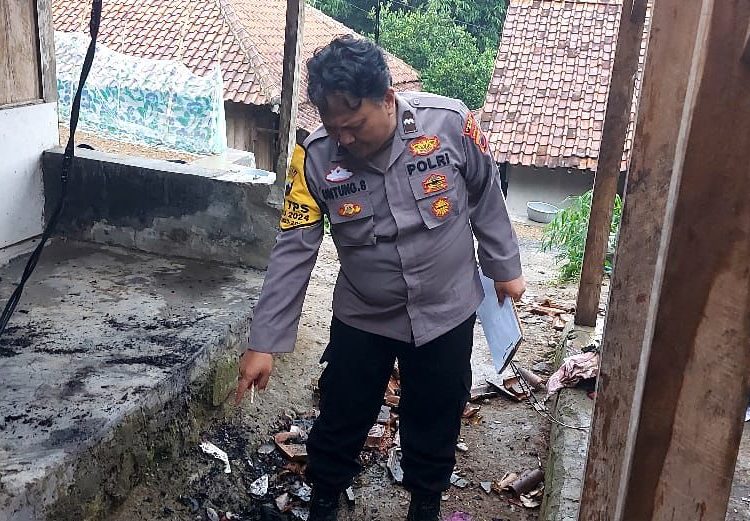 Polri Respone Cepat Cek TKP rumah warga di Blandongan Banjarharjo yang terbakar