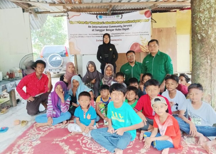 Ajarkan Pembuatan Pop Up Book kepada Siswa KB Kubu Gajah, Dosen FIPH Unimus Laksanakan Pengabdian Internasional di Malaysia 1 Ajarkan Pembuatan Pop Up Book kepada Siswa KB Kubu Gajah, Dosen FIPH Unimus Laksanakan Pengabdian Internasional di Malaysia
