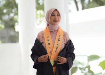 Cindy Nurochmah (Lulusan FIB Undip) Mahir Bidang Riset, Public Speaking & Debat