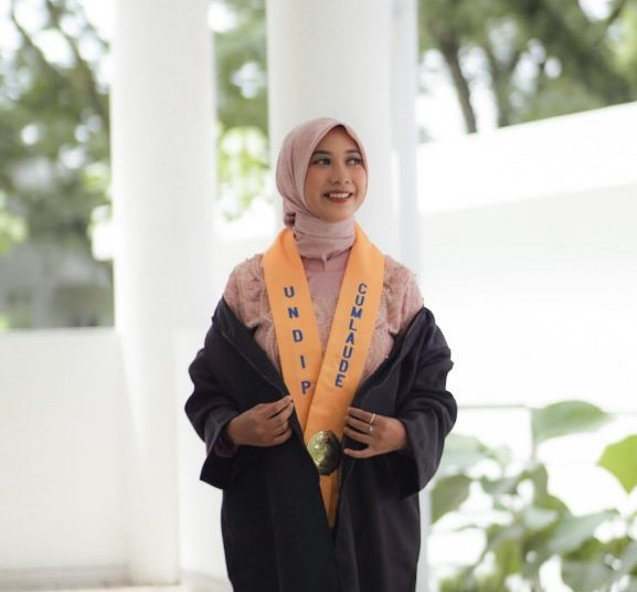 Cindy Nurochmah (Lulusan FIB Undip) Mahir Bidang Riset, Public Speaking & Debat