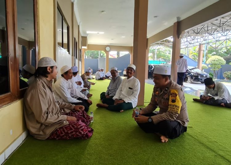 Patroli Dialogis, Bhabinkamtibmas Polsek Jatibarang Sambangi Tokoh Masyarakat 1 Patroli Dialogis, Bhabinkamtibmas Polsek Jatibarang Sambangi Tokoh Masyarakat