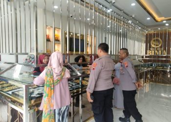 Patroli Polsek Kersana Sambangi Toko Emas Sampaikan Himbauan Kamtibmas