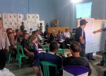 Kapolsek Paguyangan Pimpin Pengamanan Rapat Pleno Terbuka Rekapitulasi Pemilu 2024 Di Tingkat PPK Paguyangan