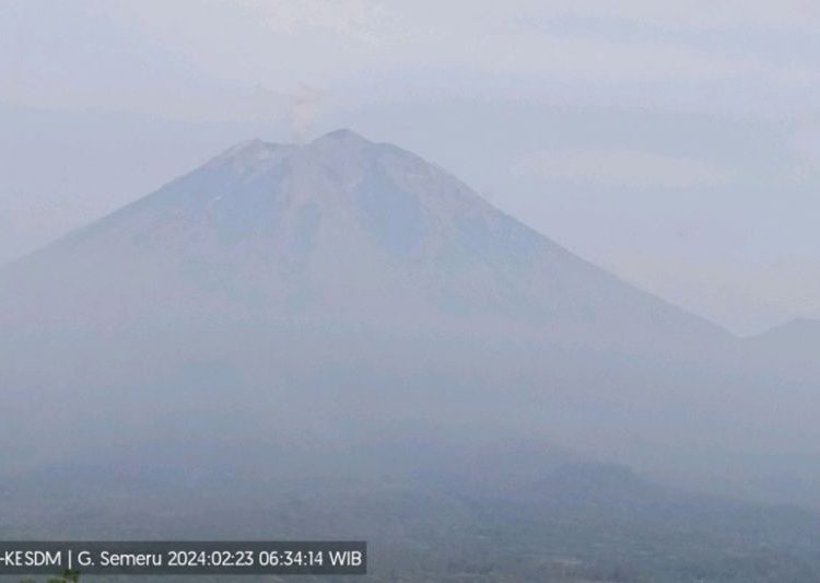 Gunung Semeru erupsi semburkan abu vulkanik setinggi 400 meter