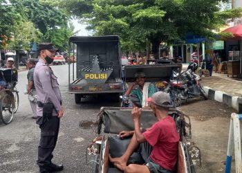 Personil Polsek Brebes Imbau Tukang Becak Di Pasar Induk Untuk Tertib Kamseltibcar Lantas