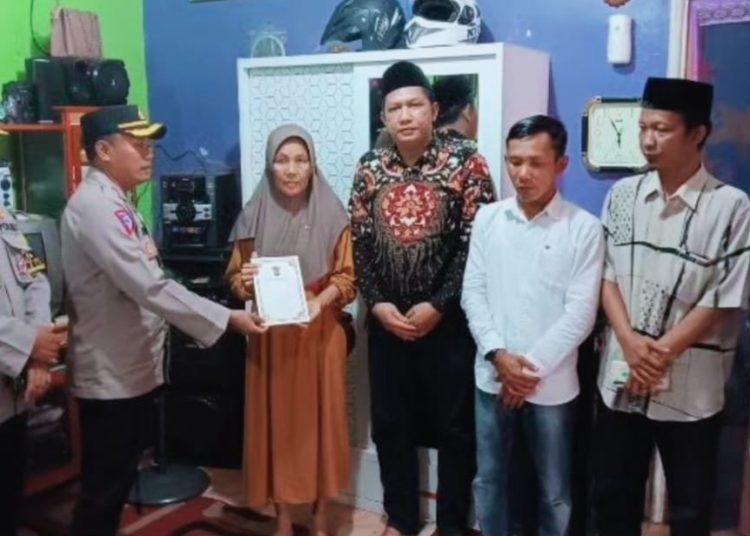 Kapolres Pandeglang Datangi Rumah Anggota KPPS yang Meninggal Dunia – Warga Berita