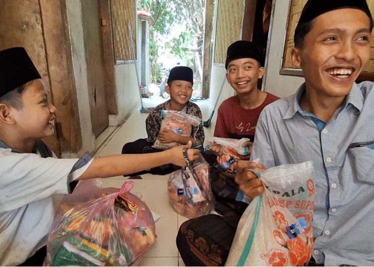 Komunitas di Kabupaten Tangerang Ini Berbagi Beras Gratis ke Sejumlah Warga dan Pesantren – Warga Berita