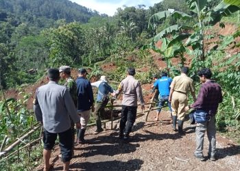 Hujan Lebat Akibatkan Tebing Longsor Putus Akses Jalan Antar Desa Di Kecamatan Salem