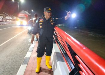 Pastikan Debit Sungai Tak Meningkat, Kapolsek Brebes Patroli Cek Debit Air Di Jembatan Pemali