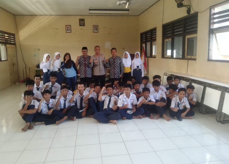 Ajak Jauhi Kenakalan Remaja, Kapolsek Larangan Goes to School 1 Ajak Jauhi Kenakalan Remaja, Kapolsek Larangan Goes to School