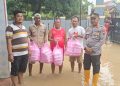 Polsek Wanasari Salurkan Bantuan makanan untuk Warga Lengkong yang terdampak Banjir