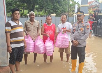 Polsek Wanasari Salurkan Bantuan makanan untuk Warga Lengkong yang terdampak Banjir