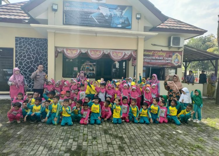 Polisi Sahabat Anak, Puluhan Anak TK Kunjungi Polsek Tonjong 1 Polisi Sahabat Anak, Puluhan Anak TK Kunjungi Polsek Tonjong
