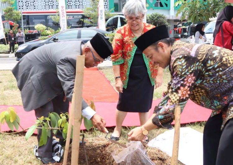 Tokoh agama lintas negara ikut tanam pohon di AICIS 2024 1 Tokoh agama lintas negara ikut tanam pohon di AICIS 2024