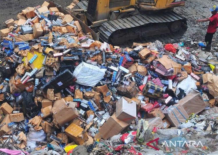 Pemusnahan rokok ilegal di Kudus