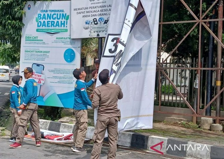 Tim gabungan Temanggung bersihkan alat peraga kampanye 1 Tim gabungan Temanggung bersihkan alat peraga kampanye