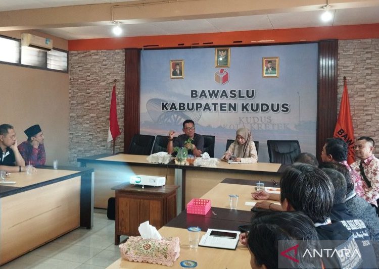 Caleg di Kudus tawarkan hadiah umrah dan mobil ke pemilih 1 Caleg di Kudus tawarkan hadiah umrah dan mobil ke pemilih