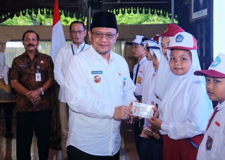 Ratusan siswa di Kabupaten Kudus memperoleh beasiswa pendidikan 1 Ratusan siswa di Kabupaten Kudus memperoleh beasiswa pendidikan
