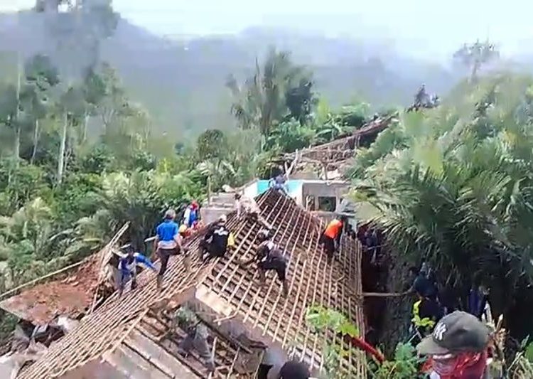 Warga bongkar rumah di area bencana tanah bergerak Banjarnegara