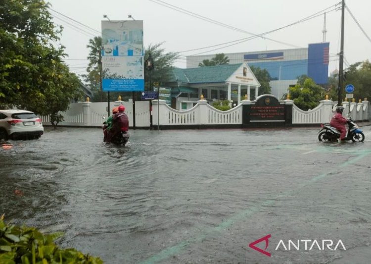 Sejumlah lokasi di Solo tergenang air hingga 50 cm akibat hujan