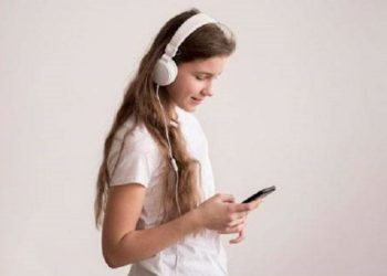 Begini risiko kesehatan anak usai menggunakan ‘headphone’