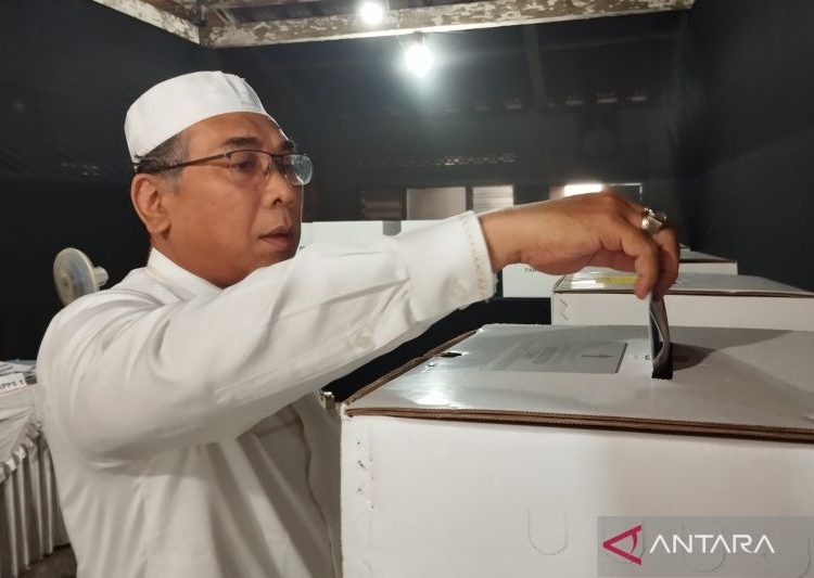 Ketum PBNU gunakan hak pilih di TPS 03 Rembang