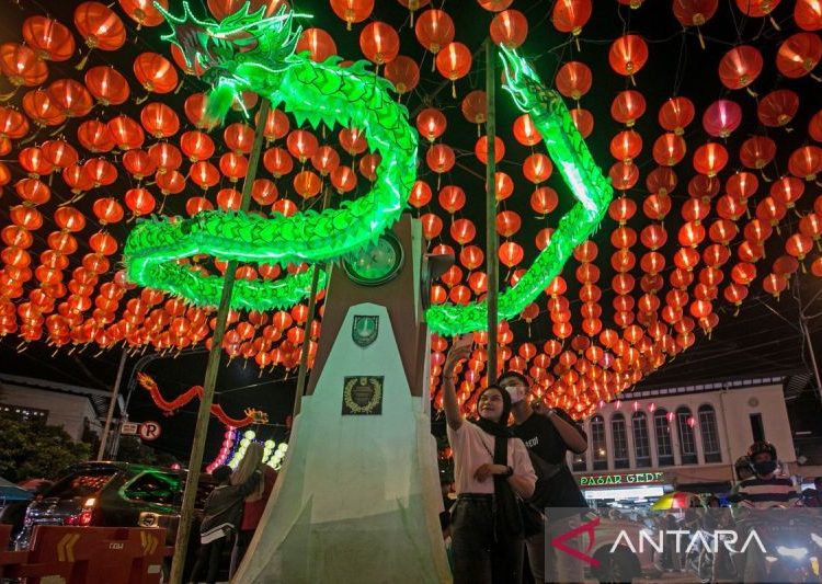 Hiasan lampion untuk meriahkan Imlek