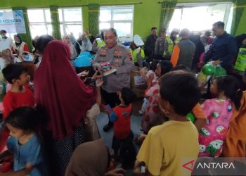 Polres Kudus hibur anak-anak di pengungsian dengan berikan mainan