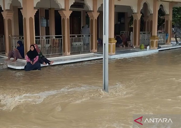 Banjir Demak, 8.170 warga mengungsi 1 Banjir Demak, 8.170 warga mengungsi