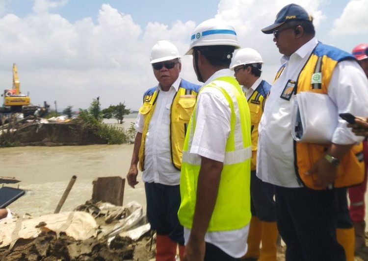 Basuki targetkan perbaikan tanggul jebol Sungai Wulan selesai tiga hari