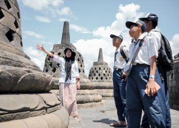 PT TWC lakukan kajian lapangan kunjungan pelajar naik Candi Borobudur