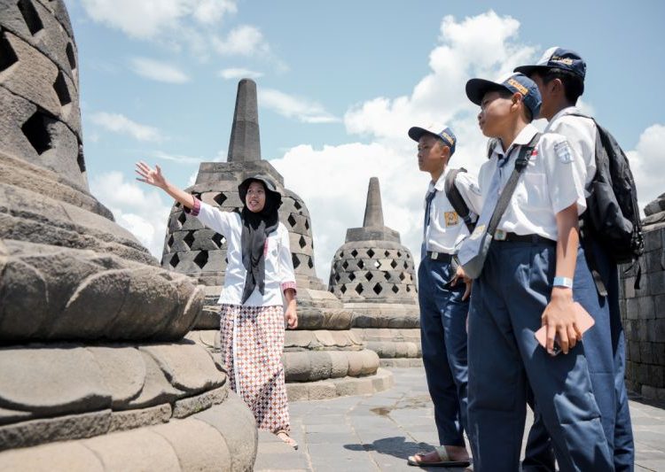 PT TWC lakukan kajian lapangan kunjungan pelajar naik Candi Borobudur