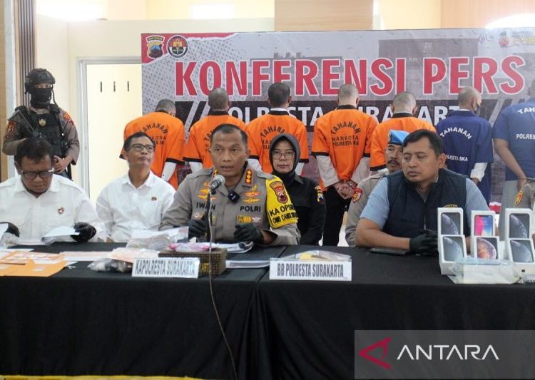 Polresta Surakarta ungkap kasus pencurian gasak 56 unit handphone 1 Polresta Surakarta ungkap kasus pencurian gasak 56 unit handphone