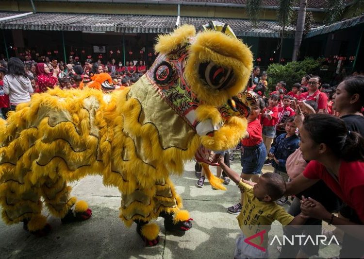 Atraksi barongsai menyambut Imlek – Foto Warga Berita Jateng