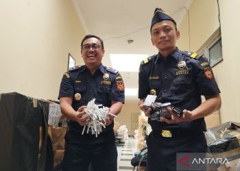 Memberangus rokok ilegal yang tak (pernah) putus