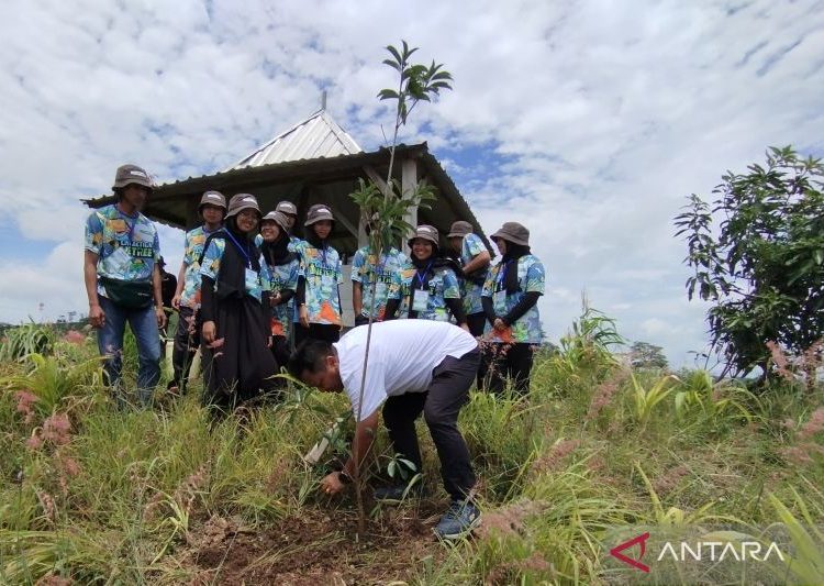 Ratusan petani ikut hijaukan Pegunungan Patiayam Kudus