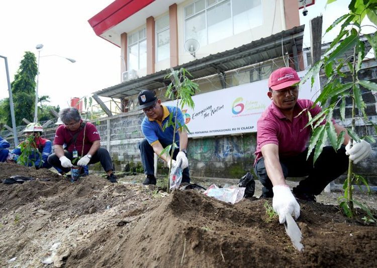 Kilang Cilacap hijaukan Pantai Teluk Penyu untuk mitigasi perubahan iklim