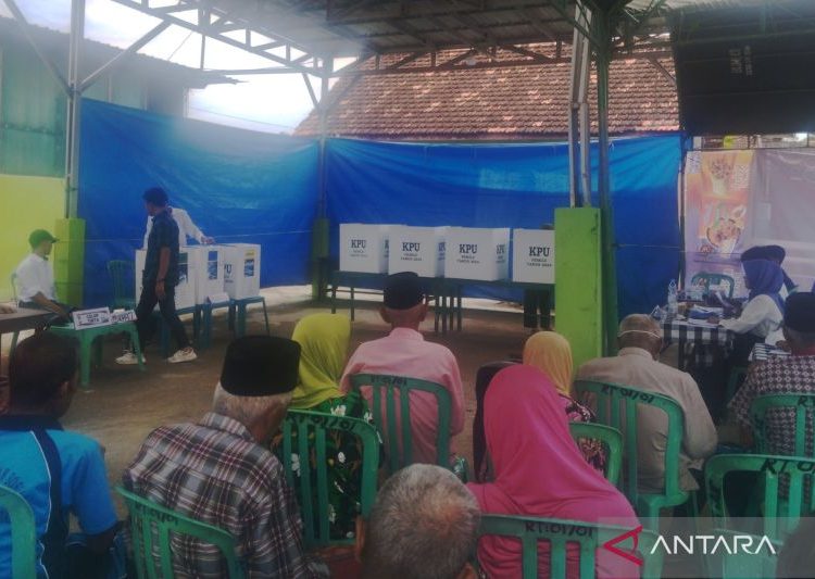Pemilih antusias ikuti PSU di TPS 01 Desa Pandean Rembang 1 Pemilih antusias ikuti PSU di TPS 01 Desa Pandean Rembang