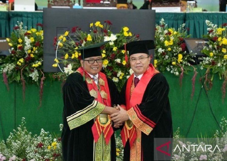 Staf Khusus Mendagri dikukuhkan jadi guru besar Unissula 1 Staf Khusus Mendagri dikukuhkan jadi guru besar Unissula