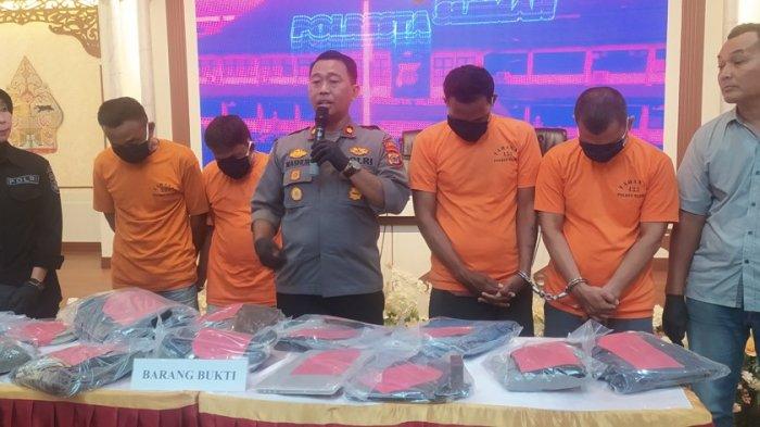 4 Maling Bobol Vila di Sleman, Kalung Mutiara Asli Dibuang Karena Dianggapnya Barang Palsu » Warga Berita 1 4 Maling Bobol Vila di Sleman, Kalung Mutiara Asli Dibuang Karena Dianggapnya Barang Palsu » Warga Berita