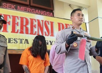 Wanita di Yogya Ini Mengamuk Juru Parkir dengan Golok! » Warga Berita