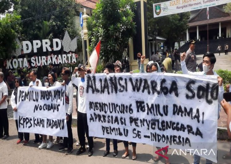 Masyarakat aksi di depan DPRD Surakarta dukung “Pemilu Adem No Curang”