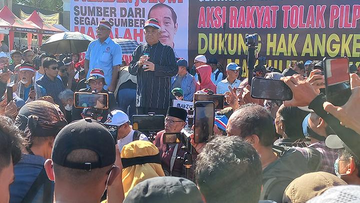 Refly Harun, Din hingga Soenarko Giliran Berorasi dalam Demontrasi Tolak Pemilu Curang di DPR RI » Warga Berita 1 Refly Harun, Din hingga Soenarko Giliran Berorasi dalam Demontrasi Tolak Pemilu Curang di DPR RI » Warga Berita