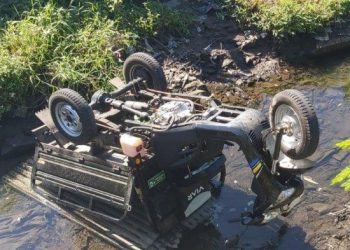 Oleng Usai Nabrak Lubang, Seorang Lansia Bersama Motornya Terjun ke Sungai di Samas, Bantul » Warga Berita