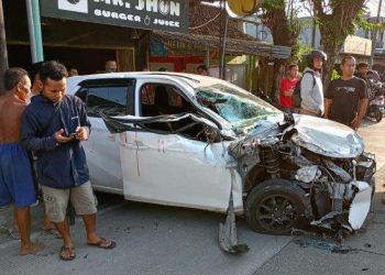Mobil Ayla Tiba-tiba Oleng dan Seruduk Truk Fuso di Bantul, Begini Nasibnya » Warga Berita