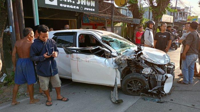 Mobil Ayla Tiba-tiba Oleng dan Seruduk Truk Fuso di Bantul, Begini Nasibnya » Warga Berita 1 Mobil Ayla Tiba-tiba Oleng dan Seruduk Truk Fuso di Bantul, Begini Nasibnya » Warga Berita