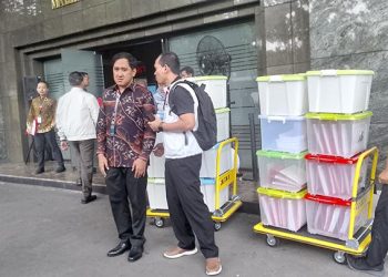 TPN Ganjar-Mahfud Serahkan Bukti Tambahan Sebanyak 15 Kontainer ke MK » Warga Berita