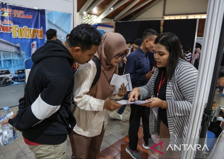 Bursa kerja di Auditorium Imam Barjo Universitas Diponegoro