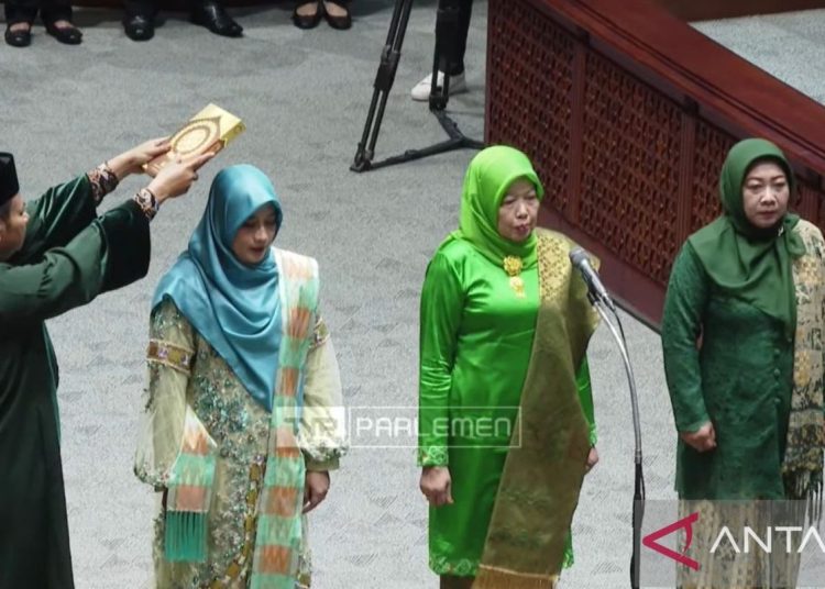 DPR Lantik Tiga Anggota PAW Periode 2019-2024