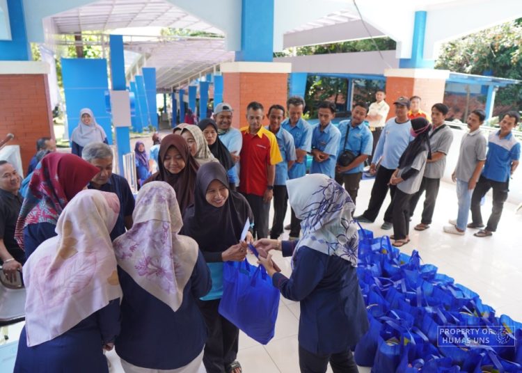 FMIPA UNS Berbagi Paket Ramadan Kepada Petugas Kebersihan – Universitas Sebelas Maret